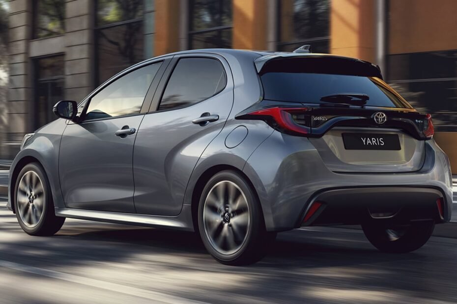 El nuevo Toyota Yaris 2026 ya tiene precios, el híbrido japonés desafía al Renault Clio con una gama mejorada