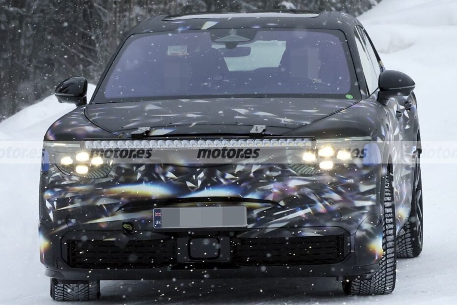 El primer SUV "compacto" eléctrico de Bentley se viene arriba en estas fotos espía sobre nieve