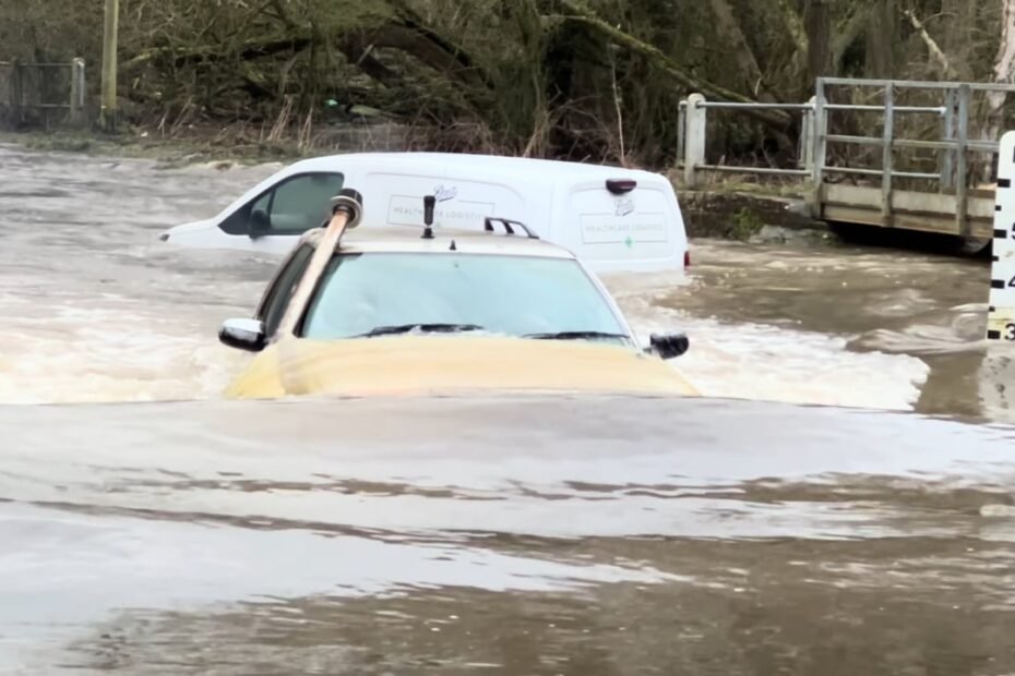 En Gran Bretaña han descubierto su Citroën C15 particular: se ríe de las inundaciones como si fuera su hábitat