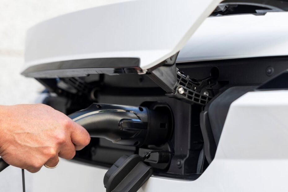 España mejora en 2025, pero sigue lejos de Francia: en coche eléctrico se parece más a Lituania