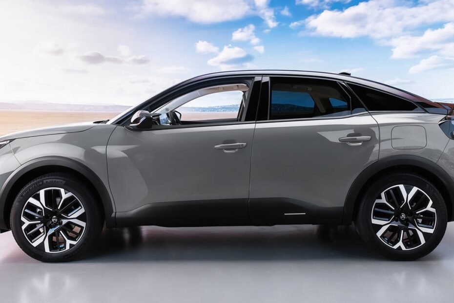 Este coche Made in Spain con etiqueta ECO y 8.000 € de rebaja es lo más cercano a un MG4 híbrido barato, y solo gasta 4,8 L/100 km