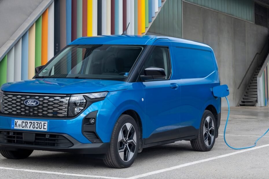 Ford amplía su ventaja en la venta de furgonetas en Europa con una E-Transit Courier más capaz y conectada