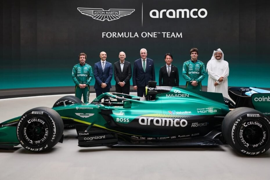 Lo habíamos visto desnudo, pero así luce el Aston Martin AMR26 de Alonso y Stroll en sus primeras fotos oficiales