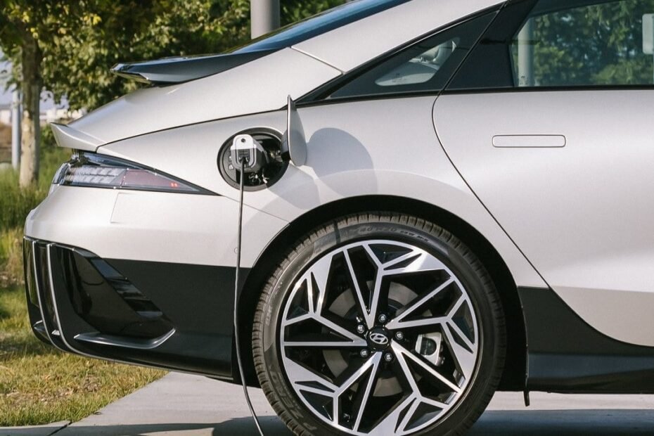 Otro golpe al coche eléctrico en España: IRPF fuera, Plan Auto+ retrasado y el mercado lo nota