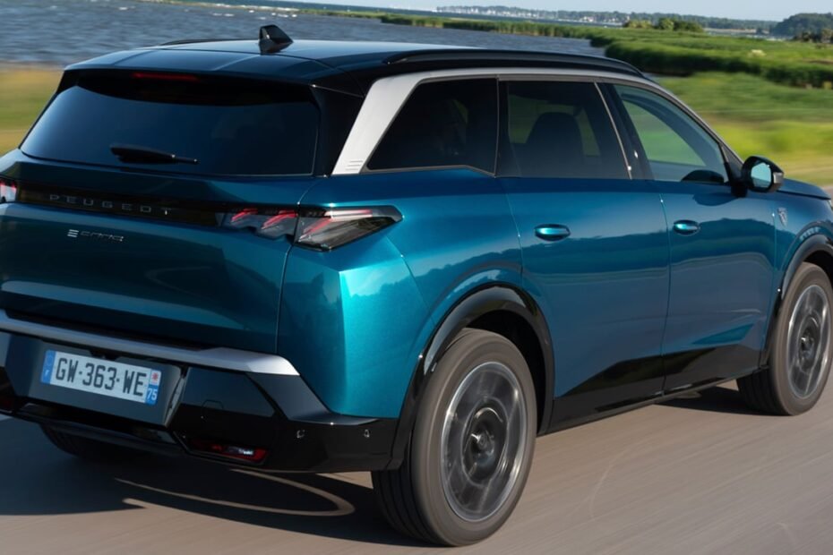 Peugeot amplía la gama 5008 con un PHEV de 7 plazas, 800 km de autonomía y desde menos de 47.000 euros