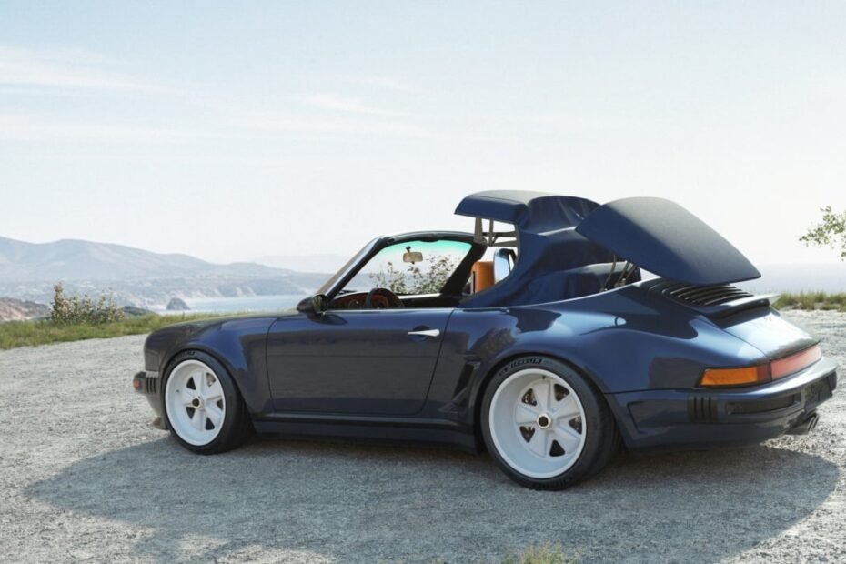 Singer viaja al pasado para traer el 911 Carrera Cabriolet con 420 CV gracias a un motorista mítico