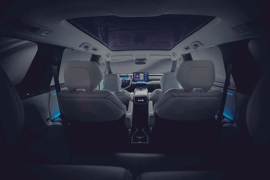 Toyota enseña por dentro su nuevo SUV eléctrico de 7 plazas, va directo a sustituir al Highlander
