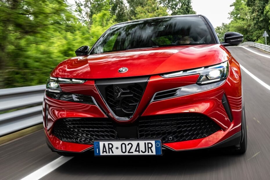 5.000 € menos y más de 400 km de autonomía, el Alfa Romeo Junior eléctrico pone al MINI Aceman contra las cuerdas