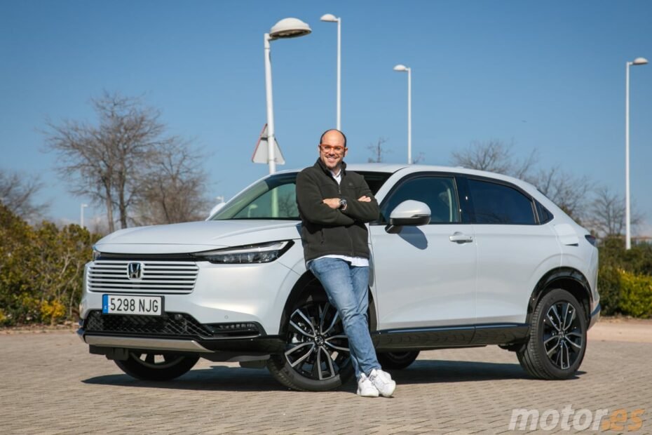 Con un consumo de 5,3 litros y sus "mágicos asientos" este Honda es uno de los mejores SUV híbridos que te puedo recomendar