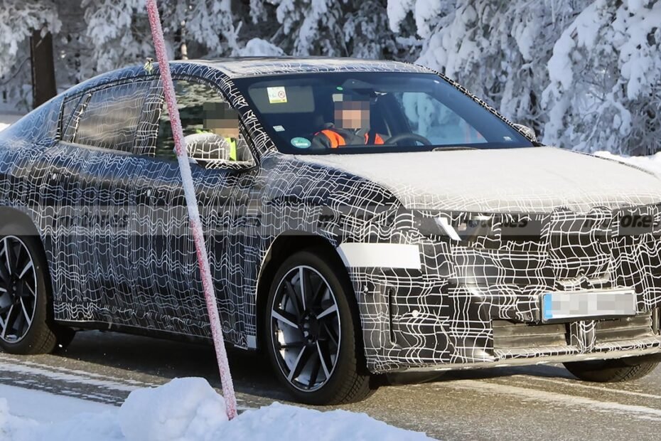 El BMW iX4 lleva al límite sus más de 800 km de autonomía para lanzar el gran golpe a BYD