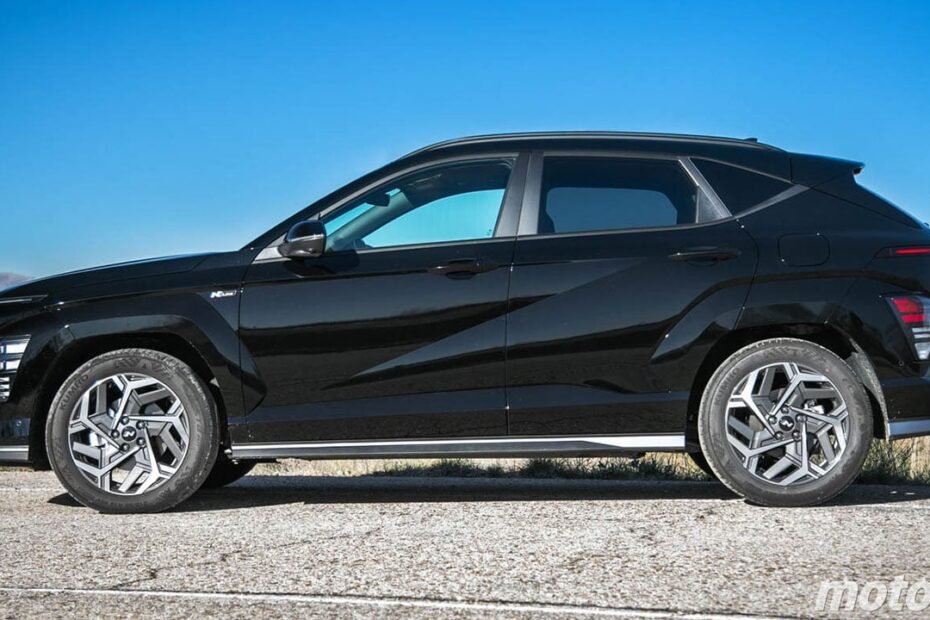 El Hyundai KONA que vale para todo baja 6.000 € y, con un motor híbrido que solo gasta 4,5 L/100 km, es un duro rival de Toyota