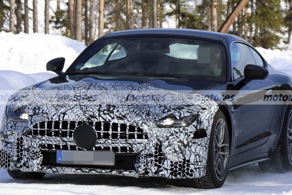 El nuevo Mercedes-AMG GT Coupé 2027 se estrena en las pruebas de invierno con un importante cambio en su gama