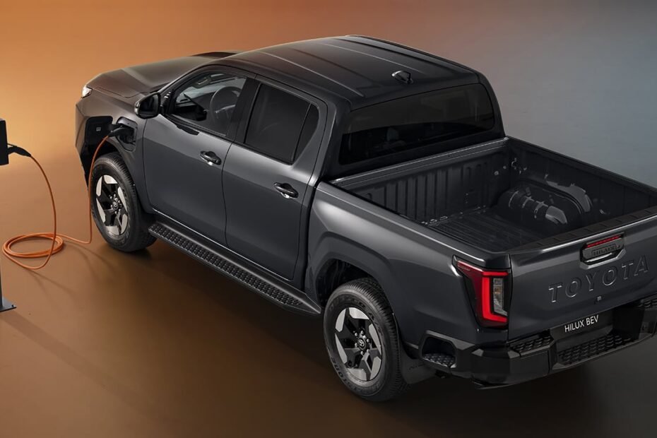 El primer pick-up eléctrico de Toyota llega a España, el nuevo Hilux BEV ya tiene precios