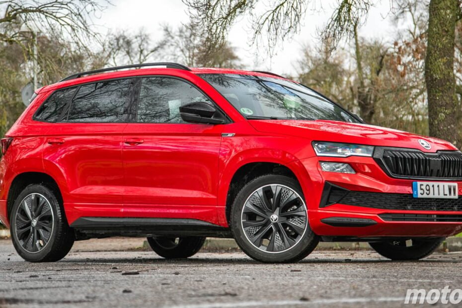 El Skoda Karoq es un viejo conocido pero, con su nueva gama 2026 que ya tiene precios, es la alternativa lógica a los SUV chinos