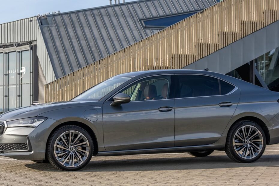 El Skoda Superb 2026 suma una versión PHEV que cambia el equilibrio de la gama