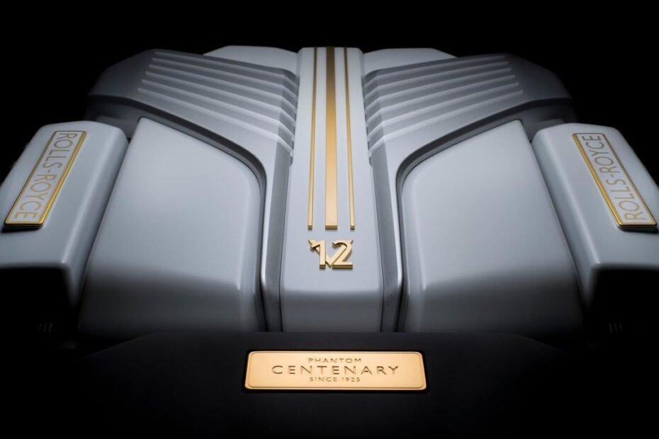 El V12 gana al enchufe: sus clientes “prefieren un motor V12”, dicen, y por eso no habrá eléctrico