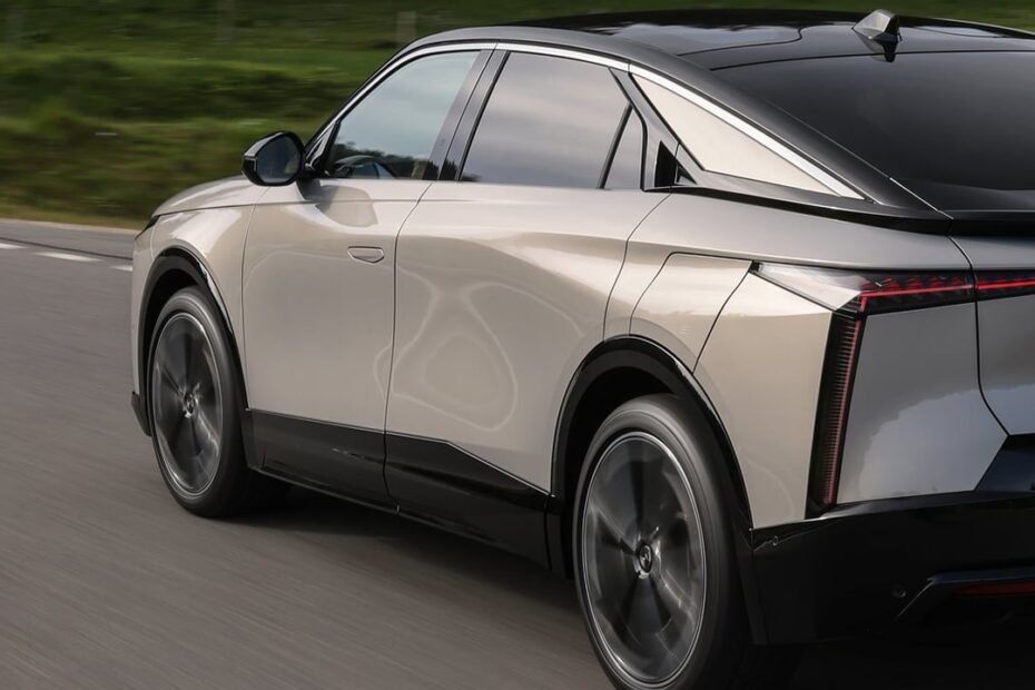 Esta combinación de SUV y sedán con 5.000 € de rebaja y 715 km de autonomía es el eléctrico que convence a viajeros exigentes