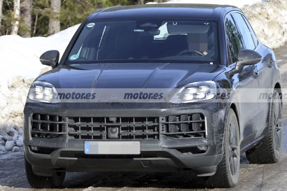 Fotos espía del nuevo Cayenne híbrido: Porsche le pone límites para que no eclipse al eléctrico