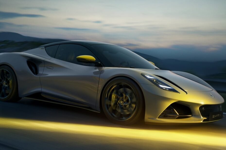 Geely no olvida el alma de Lotus y el Emira se vuelve más ligero, tanto el V6 como el Turbo recuperan algo de la filosofía Chapman