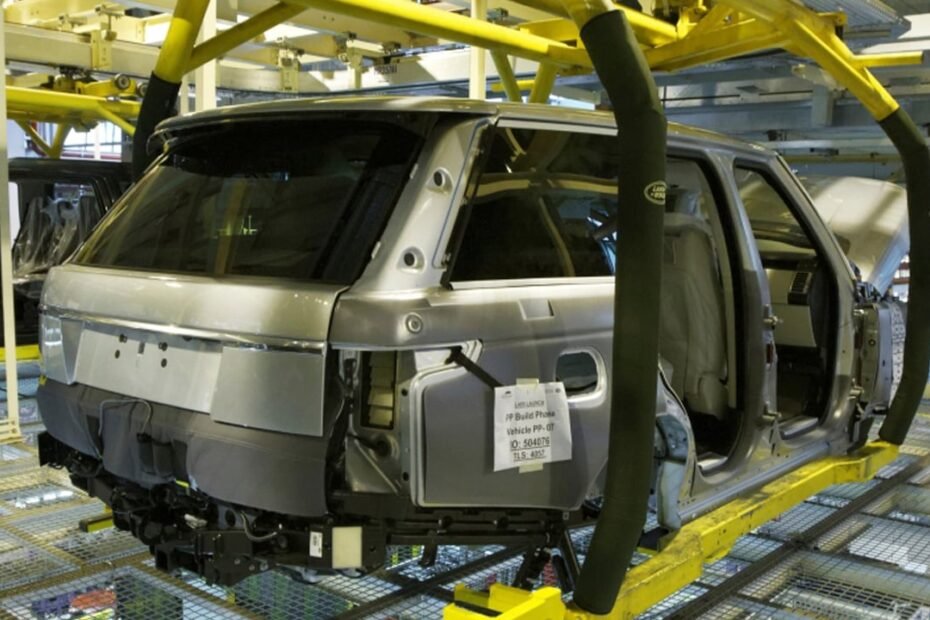 Land Rover vuelve a parar su producción tras meses difíciles, y no es por una bajada en la demanda