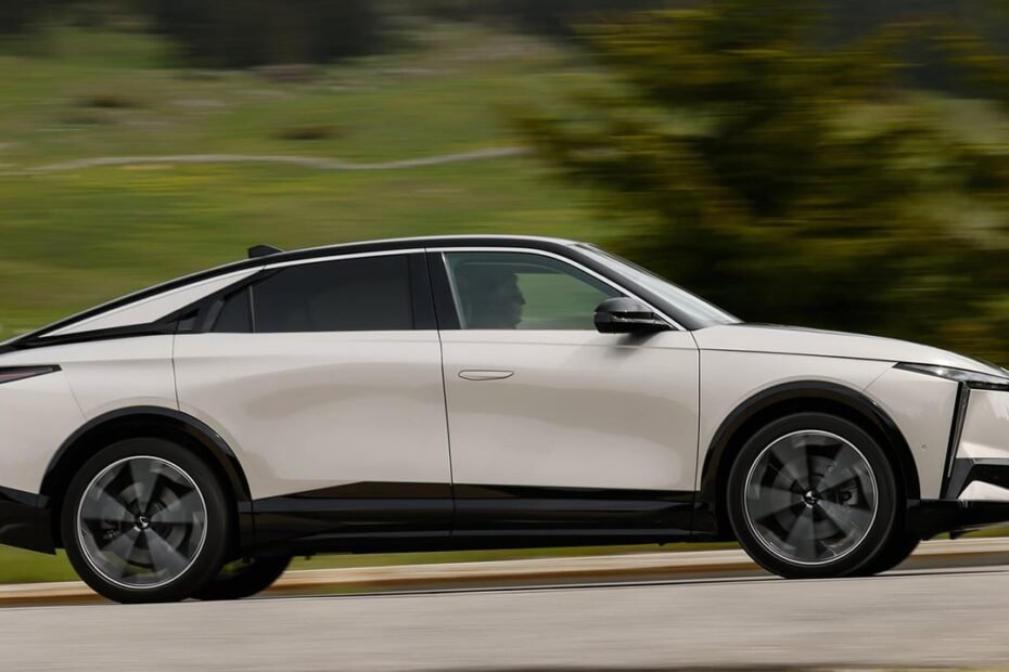 Ni SUV ni sedán, este coche es difícil de definir pero derrocha lujo y, con 6.000 € de rebaja, es un duro rival para BYD y Tesla