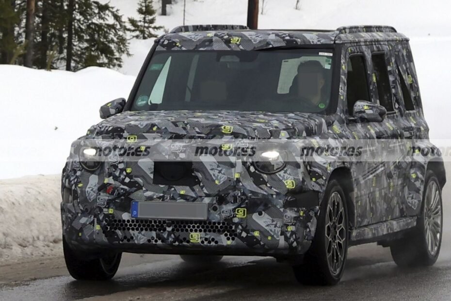 Paso al nuevo Mercedes Clase g, el esperado todoterreno eléctrico urbano se deja ver con menos camuflaje