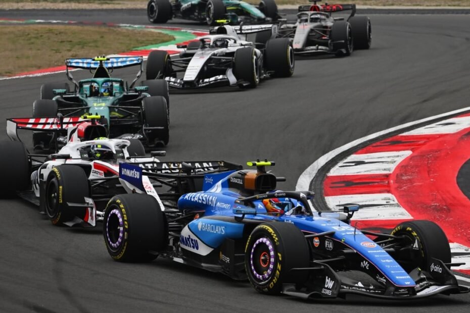 Sainz se inventa una nueva táctica defensiva: “En lugar de un tren de DRS, un tren de Overtake Mode”