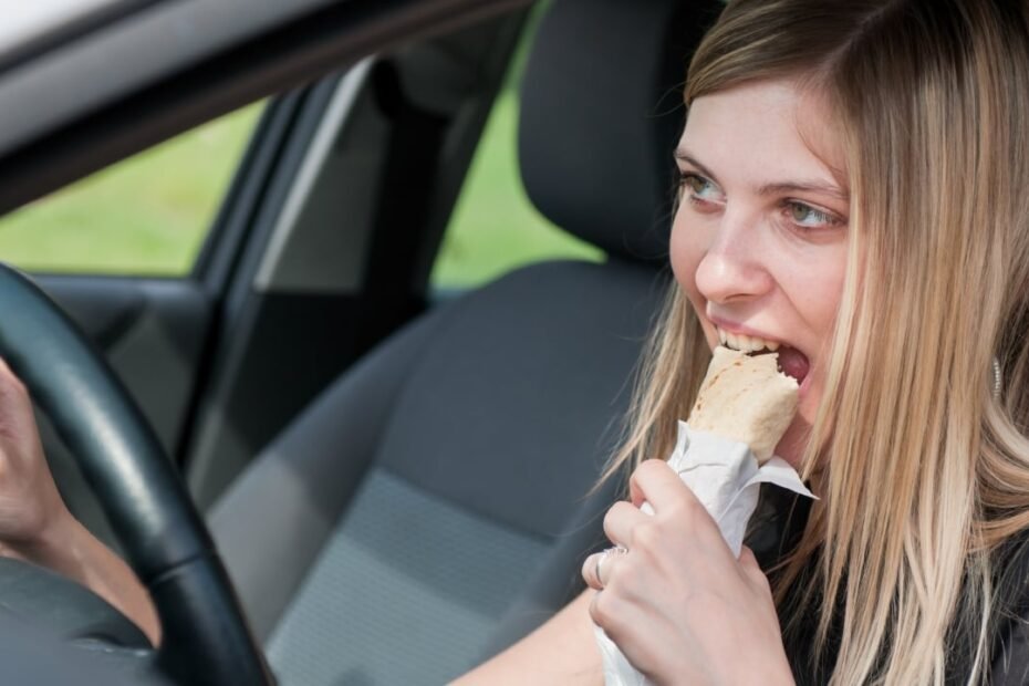 ¿Te pueden multar por comer y beber mientras conduces? Hay matices que debes conocer
