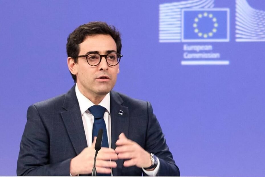 Un comisario de la UE pone el dedo en la llaga: “¿Cómo vamos a hablar de descarbonización usando baterías hechas en China