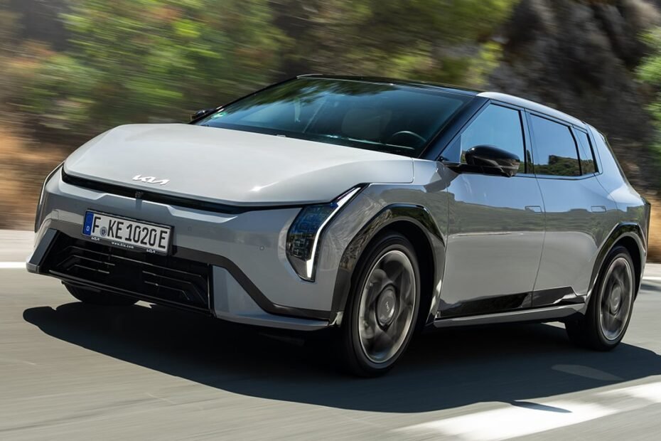 8.300 € de rebaja y 440 km de autonomía, el KIA EV4 responde al Volkswagen ID.3 Neo entrando en modo chollo