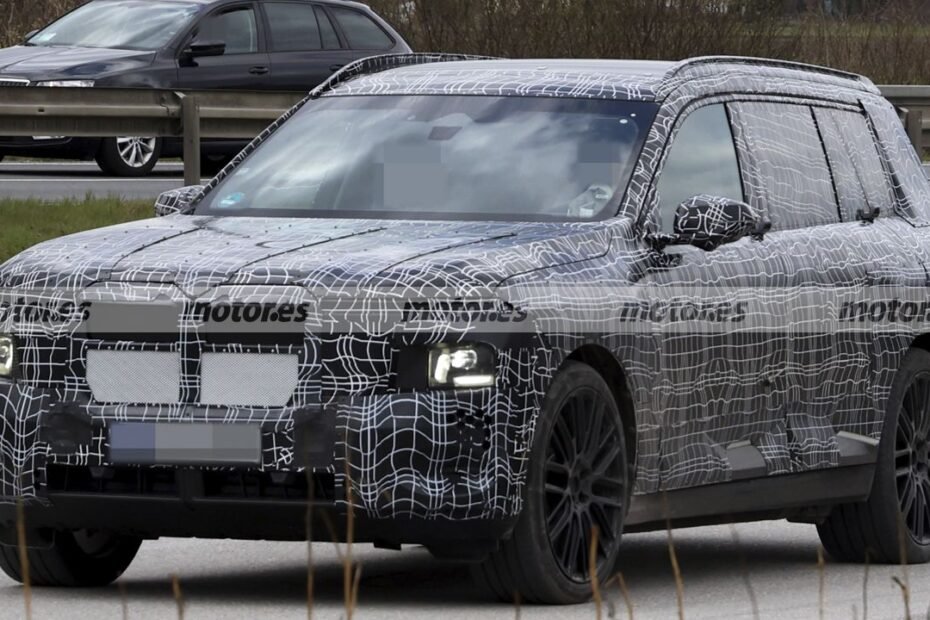 El BMW iX7 deja ver su lado más salvaje, un SUV eléctrico de casi 3 toneladas que acelera como si no pesara