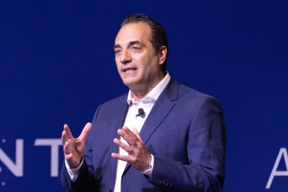 El CEO de Stellantis se niega a eliminar marcas y un experto le da la razón: "Sería muy difícil recuperarlas"