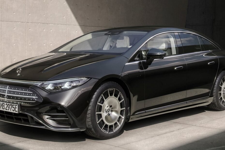 El Mercedes EQS 2027 estrena tecnologías, tiene más de 900 km de autonomía y apenas cambia su diseño