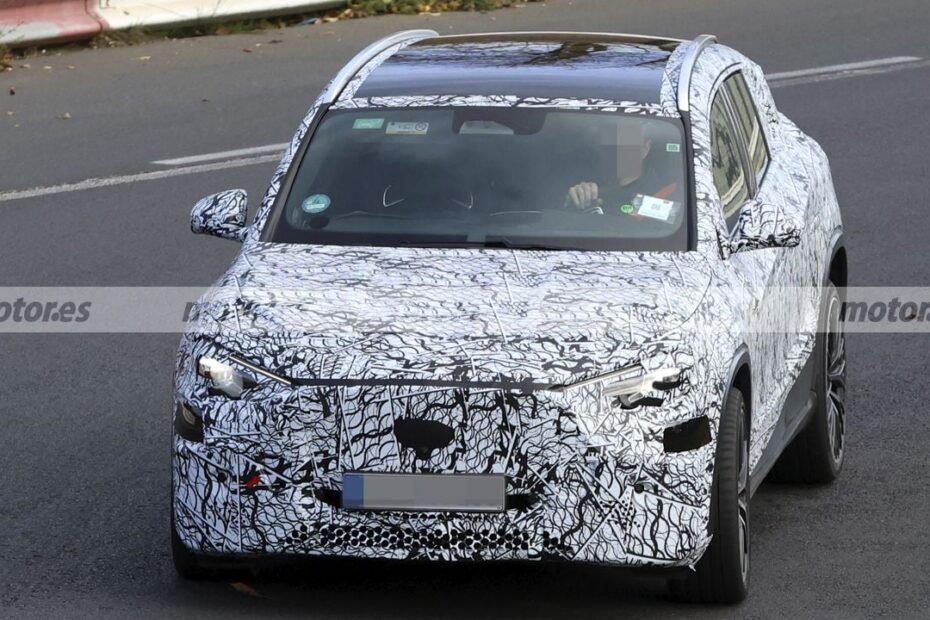 El nuevo Mercedes GLA eléctrico se deja ver en Nürburgring, pero no es lo que parece