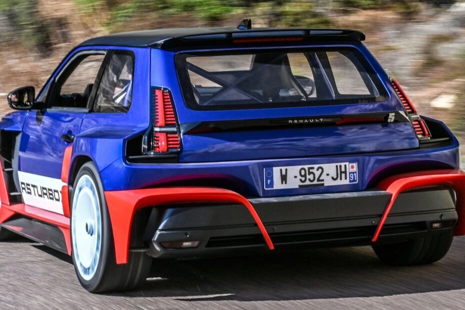 El Renault 5 Turbo 3E aparece sin camuflaje y al lado de un Lotus cerca de Nürburgring