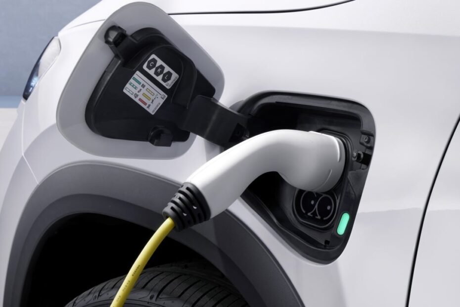 España crece en coches eléctricos e híbridos, pero Europa corre más: la brecha se agranda mes a mes