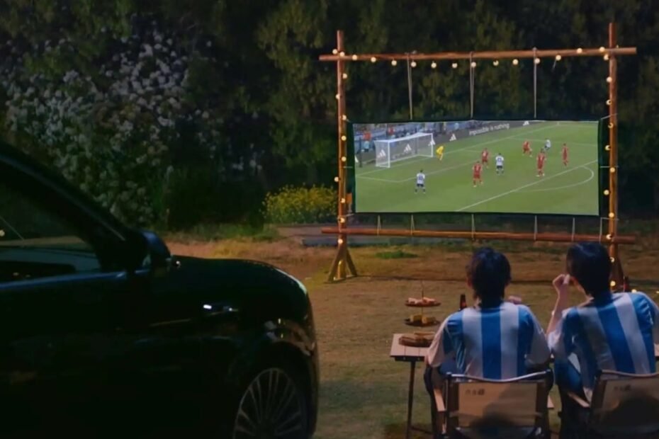 Huawei reinventa el autocine: coches que proyectan películas y partidos desde los propios faros