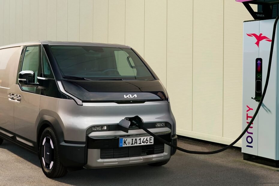 KIA PV5 Crew Van, la furgoneta eléctrica con 300 km de autonomía que cambia de trabajo a familiar en segundos
