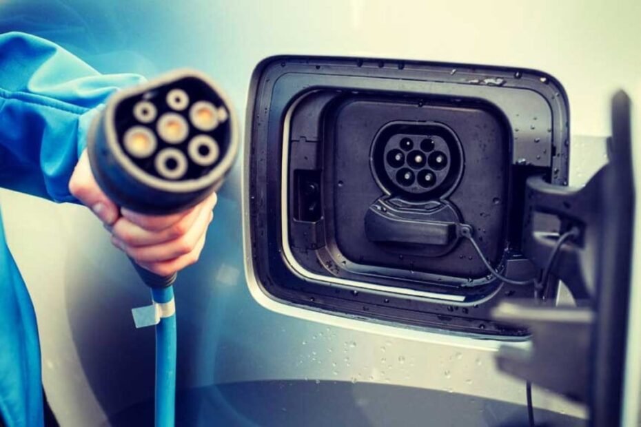 La guerra aprieta el precio de la gasolina y Europa responde con una avalancha histórica de coches eléctricos
