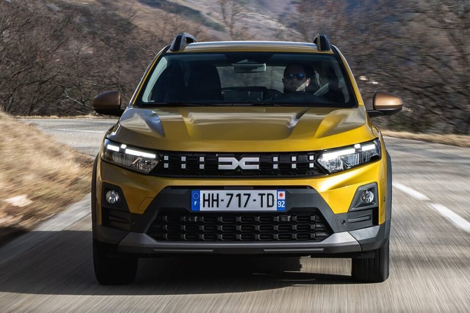 Los coches más vendidos en marzo de 2026, el Dacia Sandero recupera la corona y Toyota sorprende con el C-HR