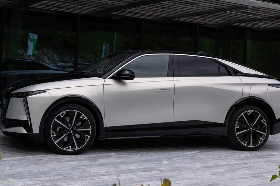 Mientras todos miran a BYD y Tesla, este lujoso eléctrico difícil de definir con 550 km de autonomía empieza a colarse en otra liga