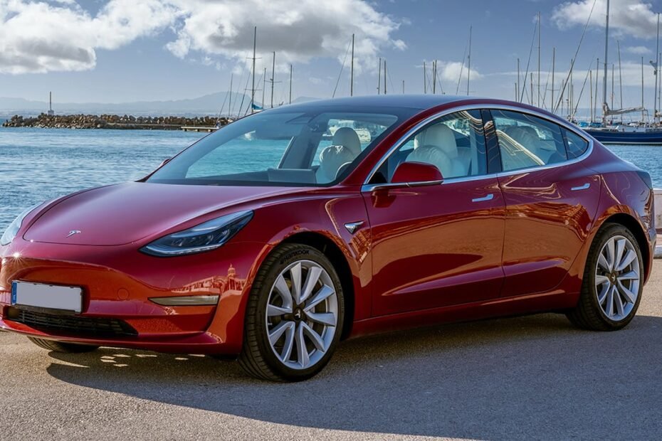 Tesla deja tirados a millones de clientes con un "ten paciencia": el escándalo del FSD que llega a España este verano