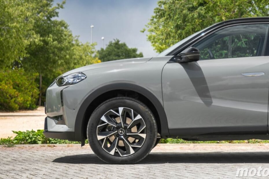 145 CV, ECO y 3.800 € menos, este SUV francés que solo gasta 5 litros compite con el Lexus LBX en lujo, precio y eficiencia