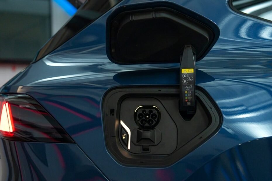 BMW detecta un fallo serio en el iX3 y llama a revisión por riesgo durante la carga