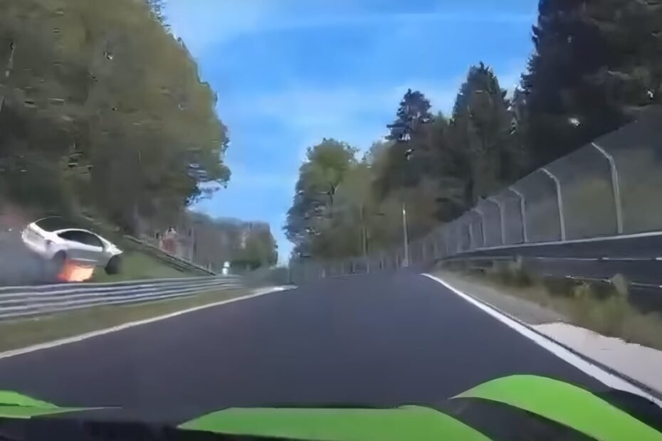 Caos en Nürburgring: un Tesla sale volando, la batería arde y todo se complica de golpe
