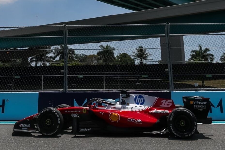 Charles Leclerc lanza su ofensiva ante una Mercedes muy tapada