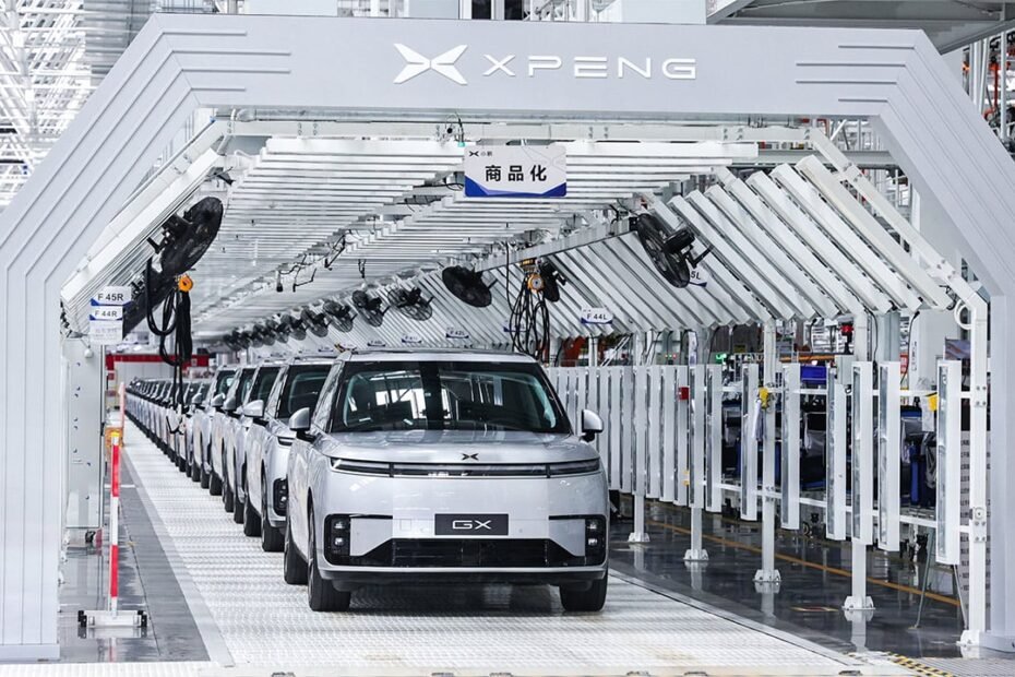 China da la razón a Elon Musk: Xpeng lanza su primer robotaxi sin LiDAR y "copia" la apuesta de Tesla