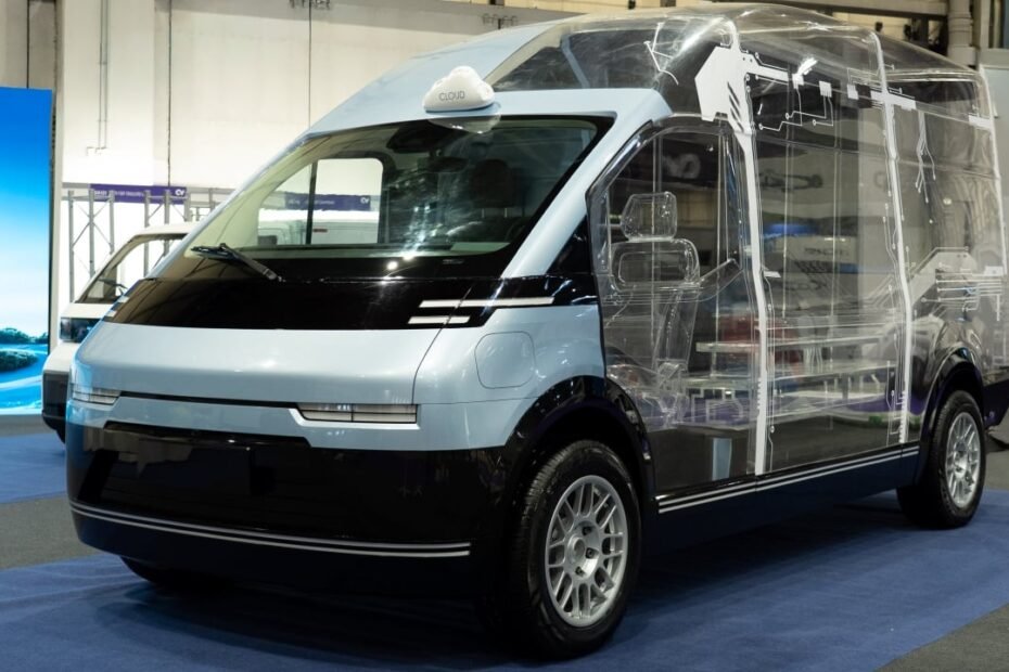 China encuentra el hueco perfecto para atacar a Stellantis, Ford y Volkswagen: furgonetas eléctricas sin aranceles extra