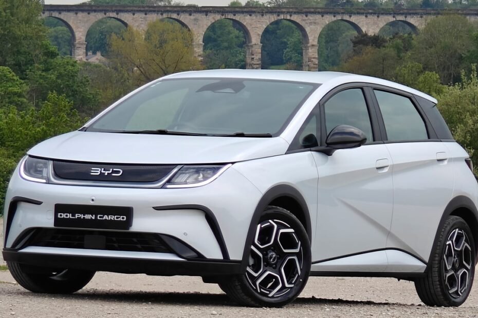 El BYD Dolphin se convierte en una furgoneta eléctrica con 570 km de autonomía y más de 1.000 litros de carga