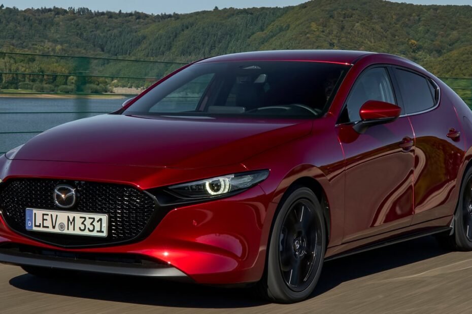 El Mazda3 2027 se actualiza tras seis años sin tocar su diseño, y sigue siendo diferente al resto